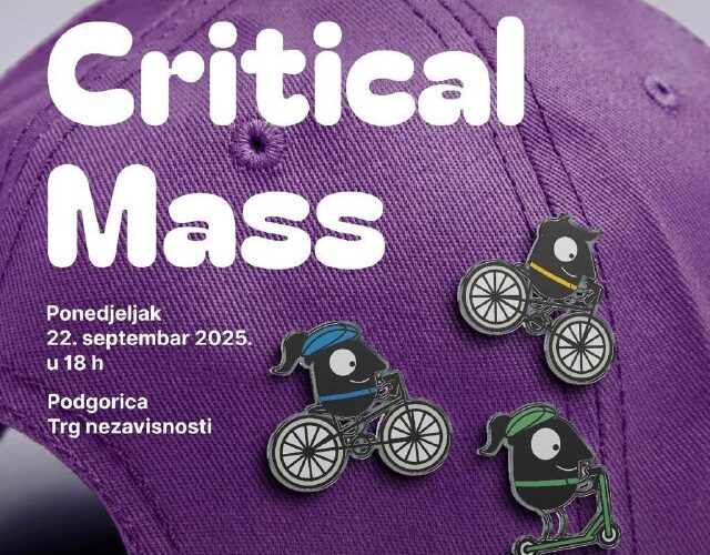 Фиолетовая кепка с изображением мероприятий «Critical Mass» в Подгорице, 22 сентября 2025 года, Трг независности.