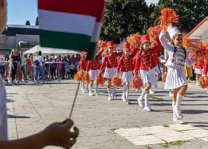 Парад в Черногории: дети в формах с помпонами на праздничном мероприятии. Счастливые моменты фестиваля.