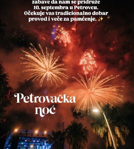 Фейерверк на Петровачкой ночи в Черногории: праздничное мероприятие в сентябре в Петровце среди пальм.