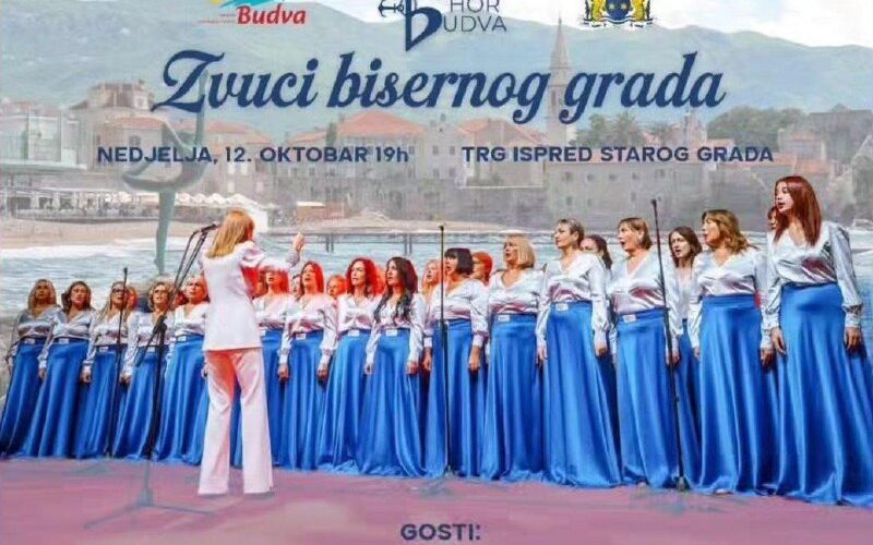 Хор исполняет концерт Звуки Бисерного города в Будве, Черногория, 12 октября.