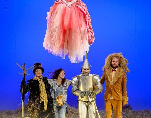 Спектакль «Волшебник из страны Оз» в КИЦ Будо Томович, Подгорица. Сцена с персонажами на фоне небес.