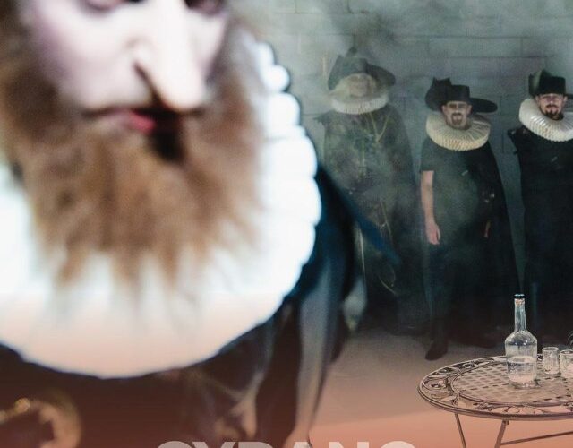 Актеры в костюмах на фестивале в Никшиче, Черногория, исполняют сцену из Сирано де Бержерак.