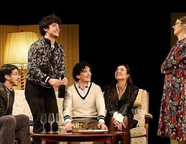 Театральная сцена в Черногории: актеры во время выступления.