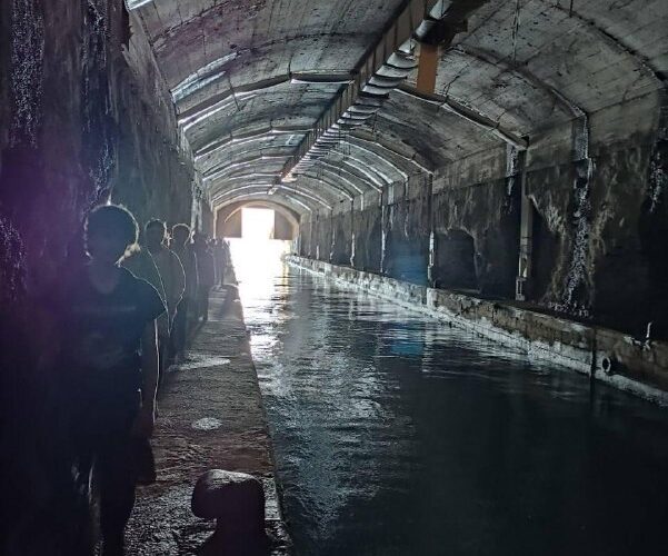 Подземный туннель в Черногории, подготовка к мероприятию ивентовой индустрии. Тёмное помещение с водой.