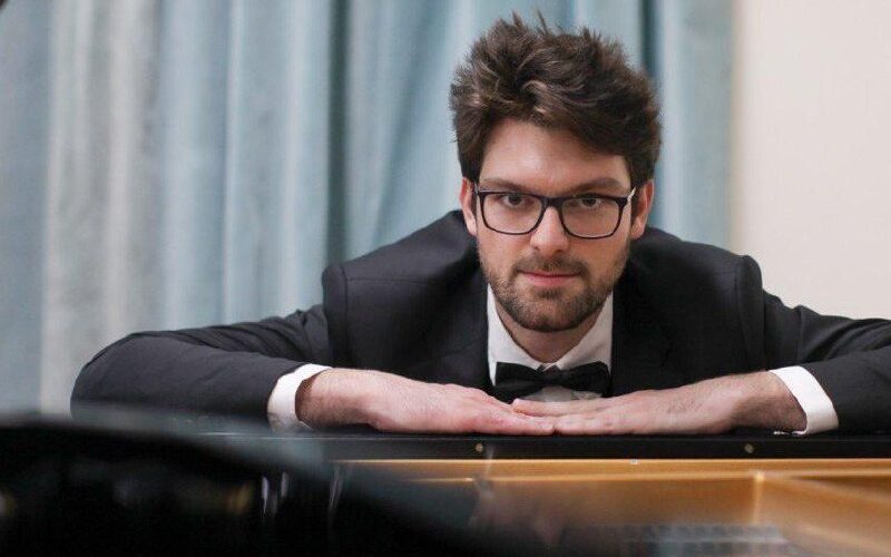 Пианист на концерте в Черногории, классическая музыка, культурные события, фестиваль.