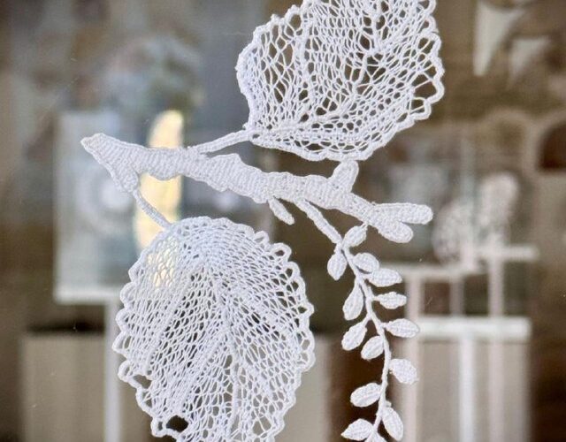 Кружевное искусство на выставке в Черногории: элегантный дизайн листьев, привлекающий внимание посетителей мероприятий.