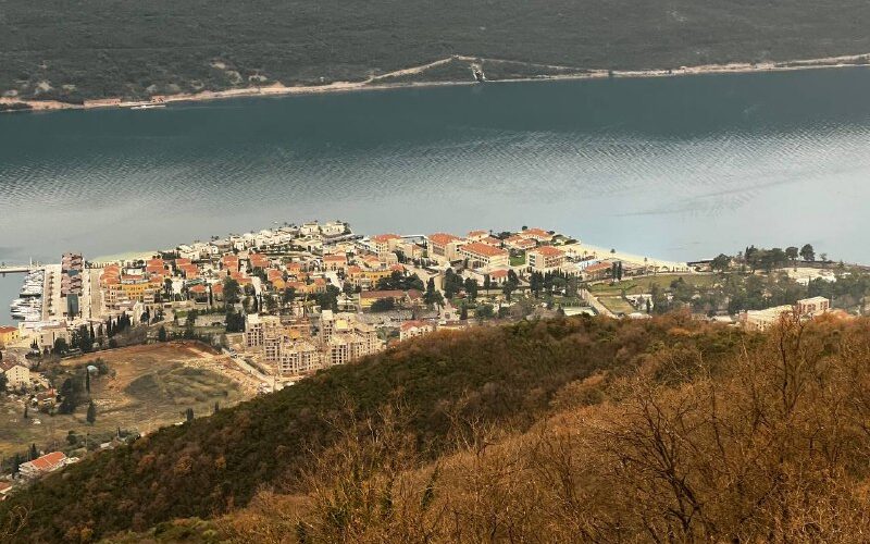 Вид на побережье Которского залива в Черногории, место проведения культурных событий и фестивалей.