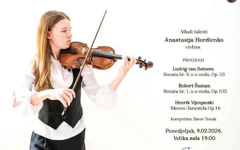 Скрипачка исполняет произведения Бетховена и Шумана на мероприятии в Черногории, февраль 2026.