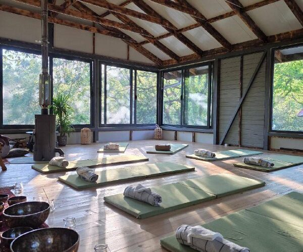 Йога-студия в Черногории для уникальных мероприятий на фоне природного пейзажа. Расслабление и гармония.