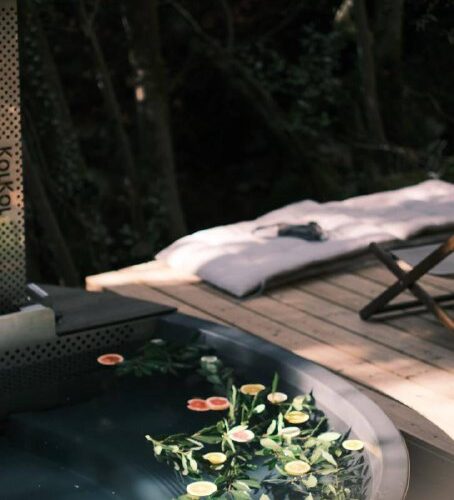 Монте-Карло: расслабляющий отдых у бассейна с цветочным декором для эксклюзивных событий в Черногории.