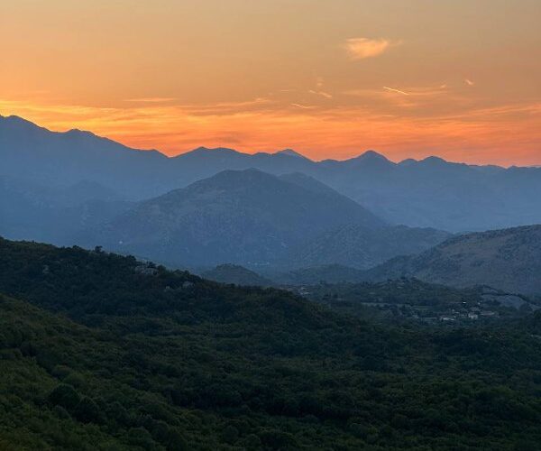 Закат в горах Черногории, идеальное место для мероприятий на свежем воздухе. Вдохновляющий вид на горы и небо.