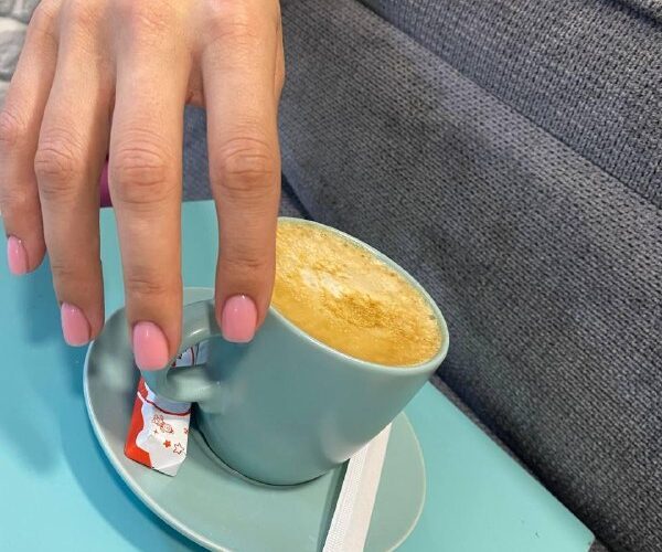 Рука держит чашку кофе на мероприятии в Черногории, уют и отдых.