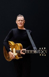 Известный певец с гитарой на концерте в Черногории; анонс мероприятий и событий в стране.