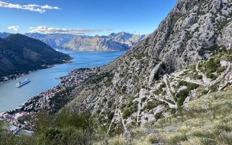 Которский залив в Черногории: живописные виды, мероприятия и туристические маршруты на побережье Адриатического моря.