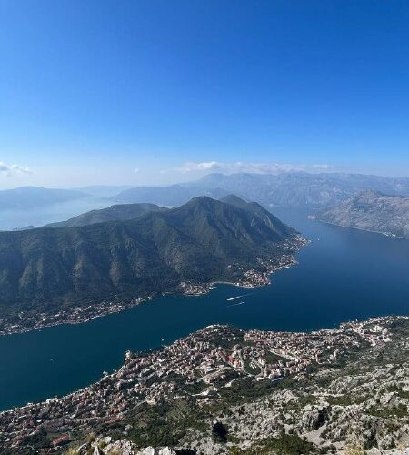 Вид на залив Котор в Черногории с горы, идеально для мероприятий и путешествий.