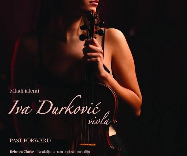 Молодая скрипачка на афише концерта Past Forward в Черногории, 18 марта 2026 года.