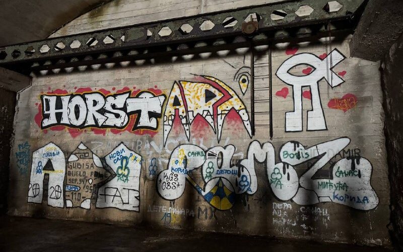 Граффити в черногорском подземелье, креативное искусство для событий в Черногории, уличная культура.
