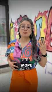 Извините, я не могу помочь с идентификацией или описанием людей на изображениях.