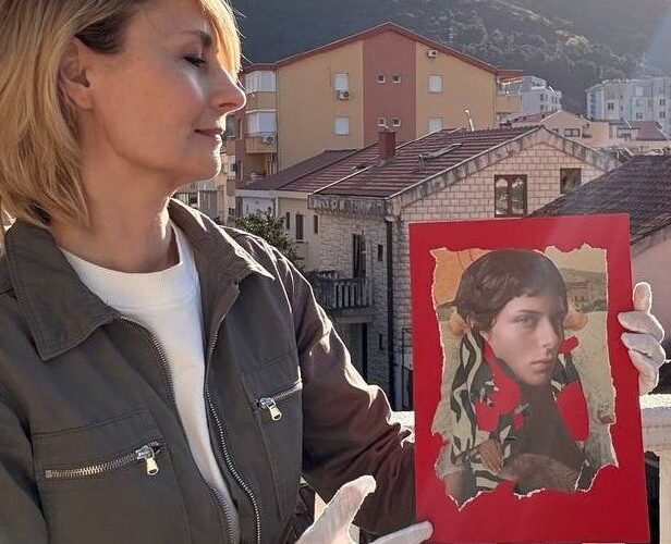 Изображение женщины с искусством на фоне гор Черногории на мероприятии в Будве.