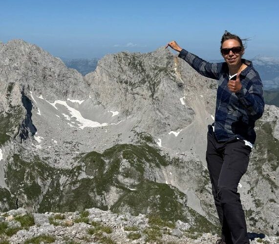Изображение человека на вершине горы в Черногории, идеальное место для путешествий и активного отдыха.
