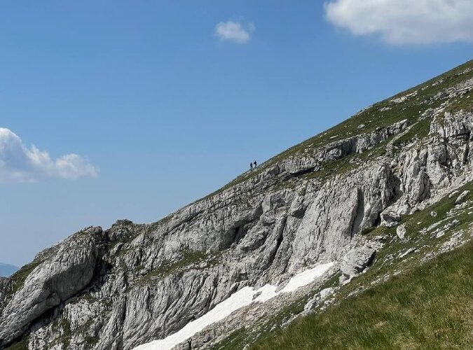 Панорама гор Черногории с туристами на вершине. Идеальное место для приключений и мероприятий на свежем воздухе.